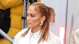 Jennifer Lopez’s must-have autumn UGG slip-ons for every occasion: comfort and style in one!
