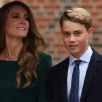 Principe George inizia la prima giornata a Eton con Kate e William: la scelta per la sua protezione.