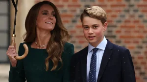 Principe George inizia la prima giornata a Eton con Kate e William: la scelta per la sua protezione.