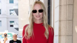 Stile autunnale: Uma Thurman suggerisce rosso ciliegia e beige come palette di colori elegante.