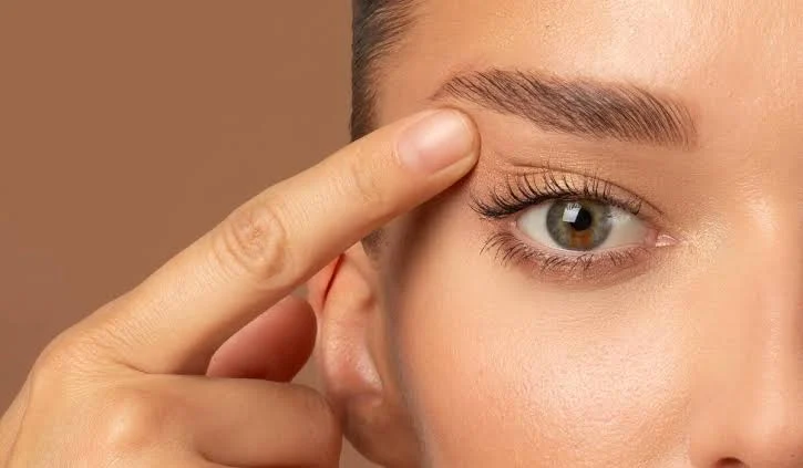 Palpebre più fresche e sguardo meno stanco: dai trattamenti soft alla blefaroplastica