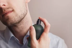 Perché il profumo non dura mai abbastanza? Gli errori che fanno gli uomini quando scelgono una fragranza
