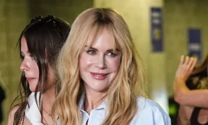 Nicole Kidman’s chic autumn look with cropped jeans, striped shirt and white trainers.