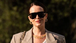 Claire Foy’s Autumn Style: Jeans, Blazer, and Oversized Sunnies