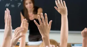 Gli studenti preferiscono chatbot alle lezioni, ma chiedono regole: studio su AI in classe.