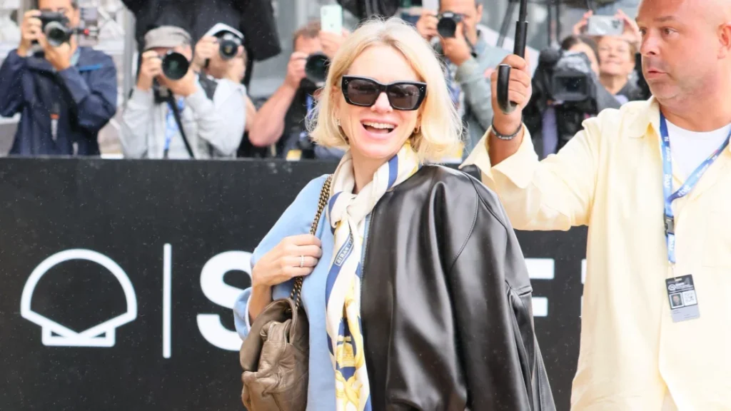 Naomi Watts: adidas Sambas, gli sneaker trendy che non passano mai di moda