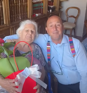 Assessore siciliano Turano augura buon anno scolastico insieme alla maestra delle elementari – VIDEO