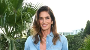 Timeless Autumn Style: Cindy Crawford Rocks Effortlessly Chic Double Denim Look