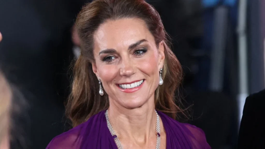 Il nuovo look di Kate Middleton: abito e gioielli rivelano la sua vera appartenenza.