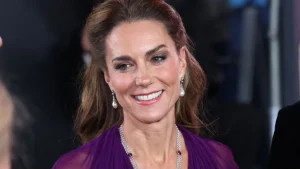 Il nuovo look di Kate Middleton: abito e gioielli rivelano la sua vera appartenenza.