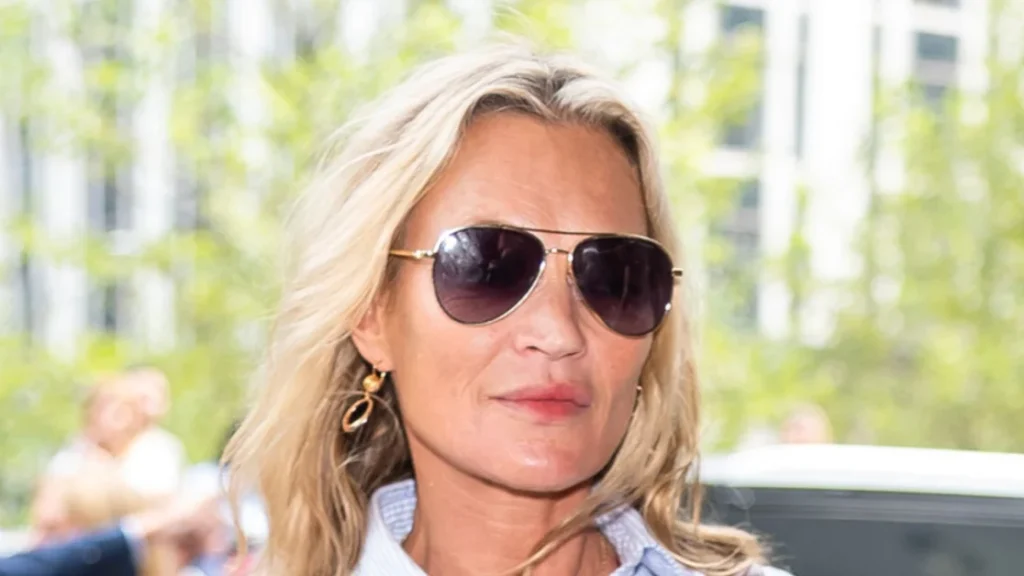 Kate Moss rocks timeless combination of jeans, shirt, and heels – always a winner!