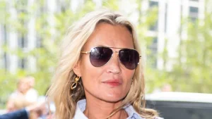 Kate Moss rocks timeless combination of jeans, shirt, and heels – always a winner!
