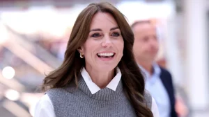 Il perfetto sostituto per l’autunno: il gilet grigio di lana di Kate Middleton. Niente jumper ancora!