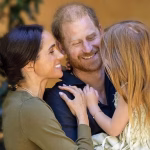 Paparazzi nascosti sorvegliano scuola figli di Harry e Meghan da un furgone.