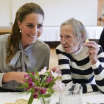 Kate Middleton sorprende pensionate di West Sussex con pranzo speciale, momento indimenticabile per tutte.