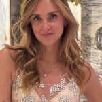 Chiara Ferragni incanta Parigi con look sexy e selfie romantico col fidanzato.