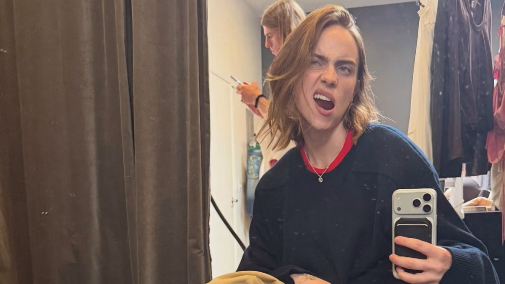 Billie Eilish trasforma il suo look: dal nero al biondo, un cambiamento sorprendente!
