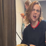 Billie Eilish trasforma il suo look: dal nero al biondo, un cambiamento sorprendente!