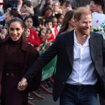 Harry e Meghan: riunione entusiastica con fan nel ritorno in Gran Bretagna dopo il Megxit.