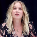 Christina Applegate smentisce diagnosi di sclerosi multipla: tutto chiarito, non ho la malattia.
