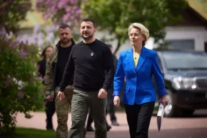 Ucraina, von der Leyen “Pieno sostegno a Zelensky, dall’Ue fondi per droni e missili”