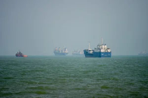 Superpetroliera in fiamme a Hormuz dopo aver urtato una mina