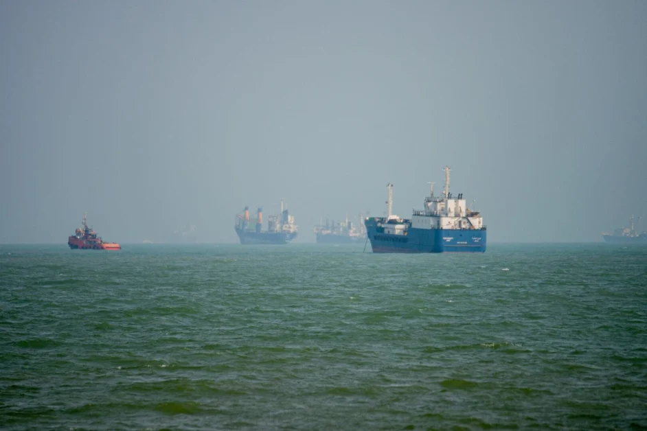 Superpetroliera in fiamme a Hormuz dopo aver urtato una mina