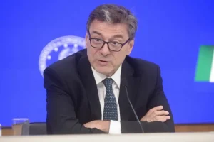 Manovra, Giorgetti: “Aspettiamo i margini Ue”. Poi avverte: “Orientati alla prudenza, la coperta è corta”