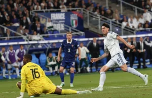 Bastoni risponde alla magia di Olise, Francia-Italia 1-1