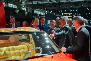 Macron al Salone dell’Auto di Parigi visita gli stand Citroen, Peugeot e DS