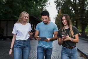 Come contrastare le fake news online: il potere dell’istruzione e della cultura eco-aware.