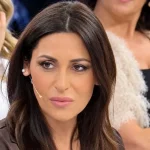 Uomini e Donne: Paola al centro dell’attenzione, contesa da tre affascinanti cavalieri.