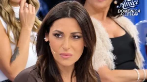 Uomini e Donne: Paola al centro dell’attenzione, contesa da tre affascinanti cavalieri.