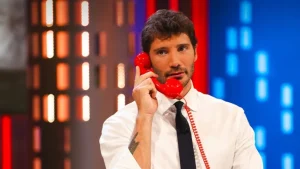 Rai 1 stasera: Stefano De Martino modifica l’orario, ecco le novità del palinsesto.
