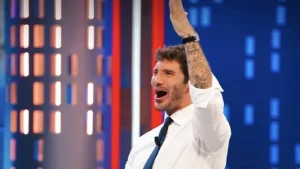 Sanremo 2026: De Martino presenta 60 Big, tra cui ex concorrenti di talent show.