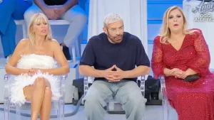 Uomini e Donne: Tina Cipollari e Alessandra Mussolini, scontro tra due opinioniste inaspettato.
