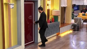 Alex Belli al Grande Fratello Vip: la sua fuga e il calci alla porta sorprendono tutti.