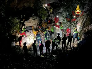 Estratto vivo lo speleologo rimasto bloccato oltre 24 ore in una grotta in Ogliastra / Video