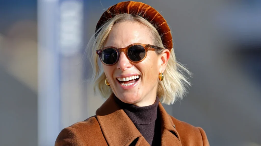 Outfit autunnale di Zara Tindall: stivali alti, cappotto color toffee e maglione. Stile imbattibile!