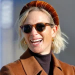 Outfit autunnale di Zara Tindall: stivali alti, cappotto color toffee e maglione. Stile imbattibile!