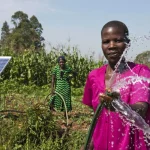 Transizione giusta per le donne del Kenya: politiche robuste ma ancora elusive. Titolo: “Kenya: la transizione giusta per le donne rimane difficile nonostante politiche robuste”.