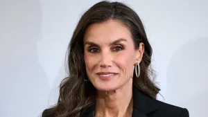 Regale blazer nero di Queen Letizia: lo stile autunnale che conquisterà il tuo guardaroba.