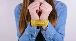 Disturbi alimentari: i segnali d’allarme da non sottovalutare secondo le psicologhe
