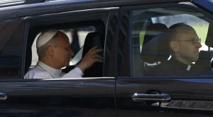 Papa Leone: Intervento al nodulo polmonare, recupero rapido e precoce senza complicazioni.