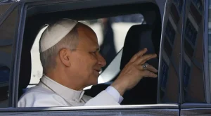 Intervento riuscito per Papa, asportato tumore al polmone: monitoraggio ora cruciale.