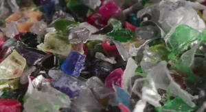 Microplastiche: rischio per la salute, producono radicali liberi a contatto con l’acqua.