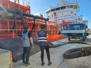 Controlli al porto di Monopoli per verificare la regolarità di tonnellate di oli vegetali grezzi