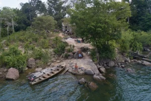 Ranchers brasiliani bloccano ufficiali dal demarcare terre indigene: problema ambientale in corso.
