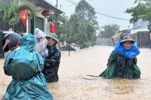 Vietnam mobilita truppe per alluvioni e frane dopo forti piogge. Emergenza in corso.