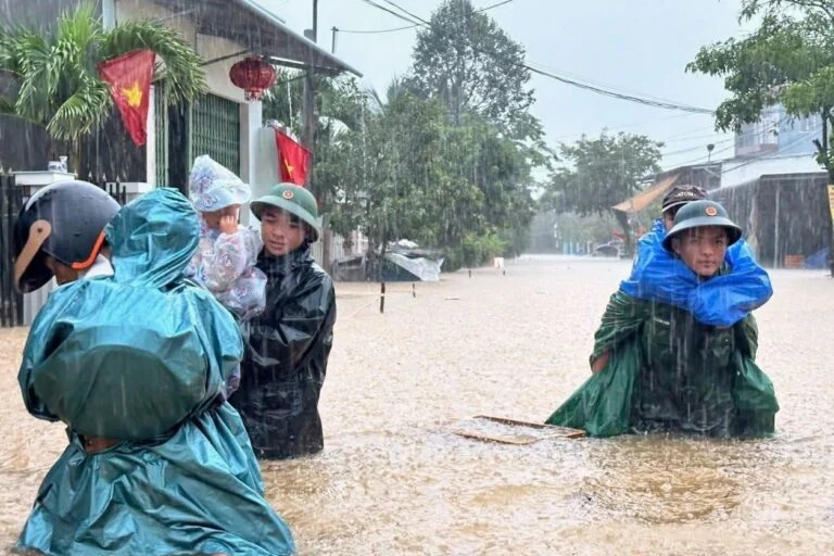 Vietnam mobilita truppe per alluvioni e frane dopo forti piogge. Emergenza in corso.